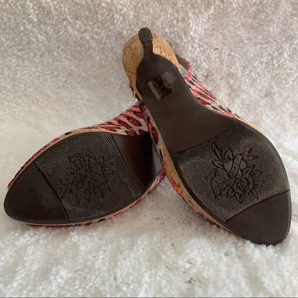 J Renee Peep Toe Heels 3 1/2 inch heel and cork 1/2 inch platform.  Size 6. - Picture 4 of 4